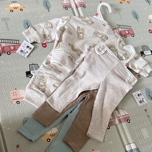 Outfit set with onesie + 3 pants